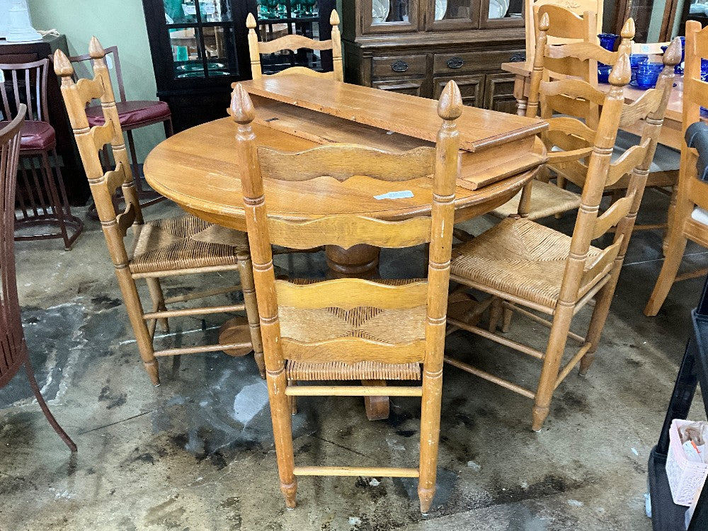 Oak Table w/ 5 Chairs & 2 Leaves